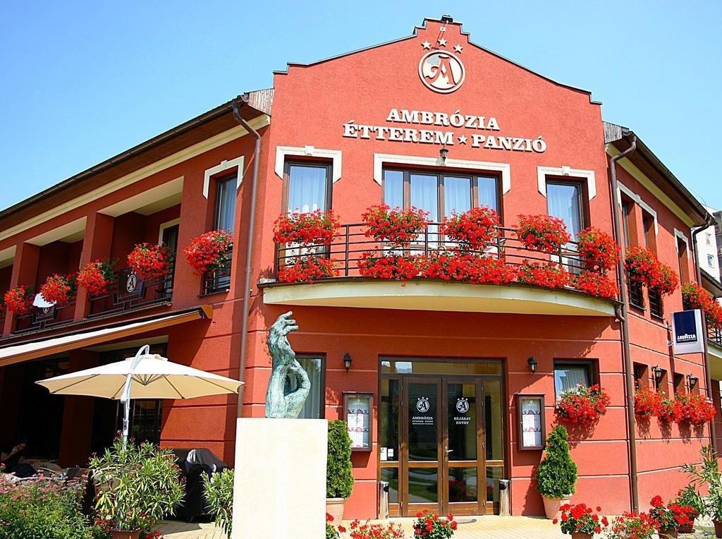 Ambrozia Etterem Es Panzio Bed and Breakfast Kazincbarcika Buitenkant foto