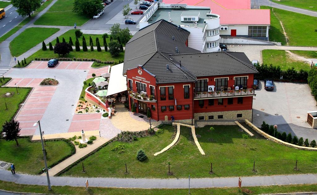 Ambrozia Etterem Es Panzio Bed and Breakfast Kazincbarcika Buitenkant foto