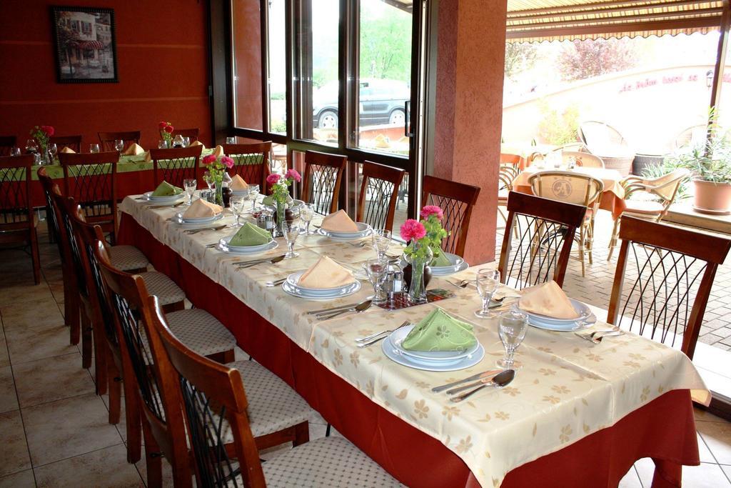 Ambrozia Etterem Es Panzio Bed and Breakfast Kazincbarcika Buitenkant foto