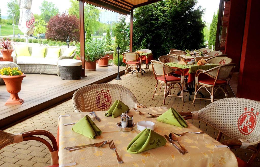 Ambrozia Etterem Es Panzio Bed and Breakfast Kazincbarcika Buitenkant foto