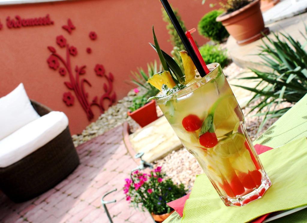 Ambrozia Etterem Es Panzio Bed and Breakfast Kazincbarcika Buitenkant foto