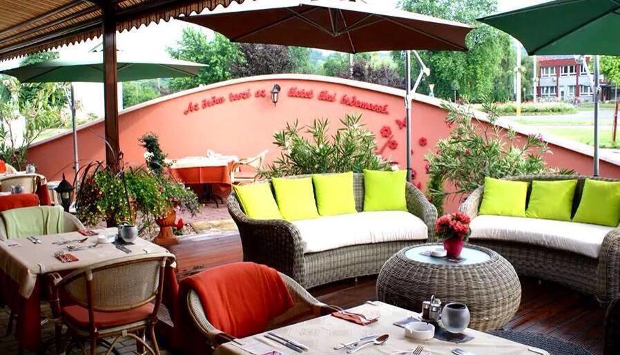Ambrozia Etterem Es Panzio Bed and Breakfast Kazincbarcika Buitenkant foto