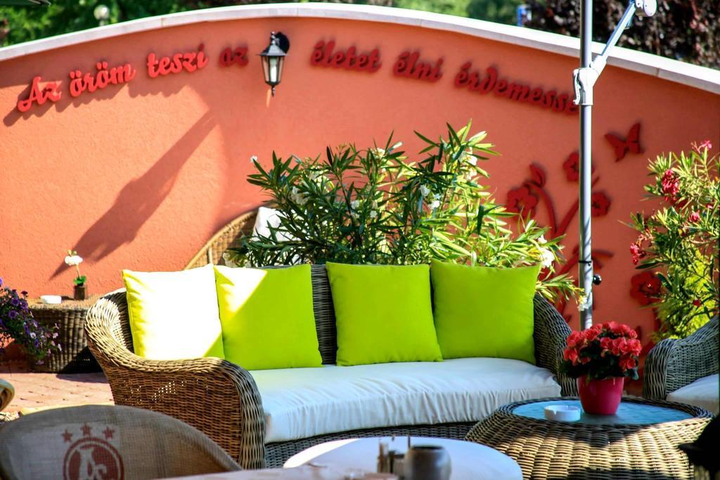 Ambrozia Etterem Es Panzio Bed and Breakfast Kazincbarcika Buitenkant foto