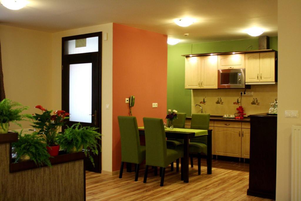 Ambrozia Etterem Es Panzio Bed and Breakfast Kazincbarcika Buitenkant foto