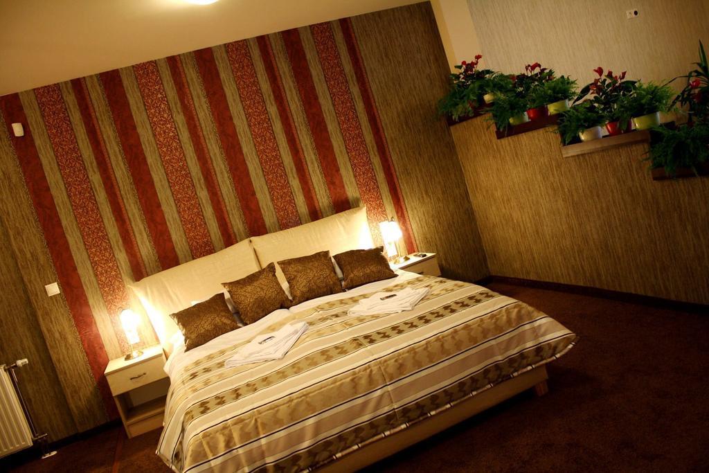 Ambrozia Etterem Es Panzio Bed and Breakfast Kazincbarcika Kamer foto
