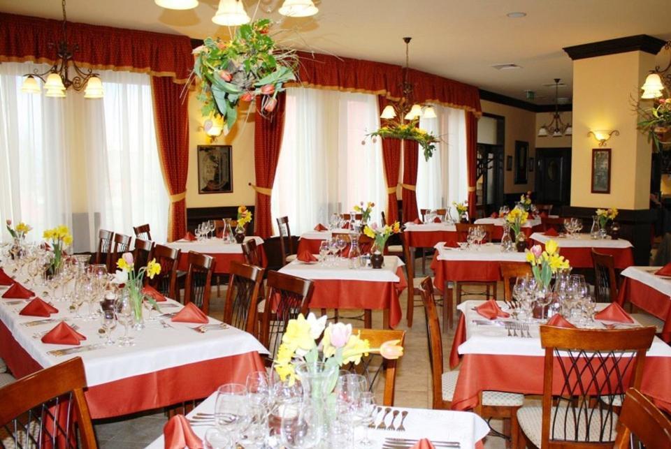 Ambrozia Etterem Es Panzio Bed and Breakfast Kazincbarcika Buitenkant foto