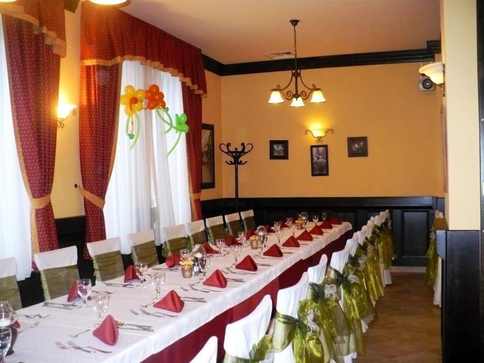 Ambrozia Etterem Es Panzio Bed and Breakfast Kazincbarcika Buitenkant foto