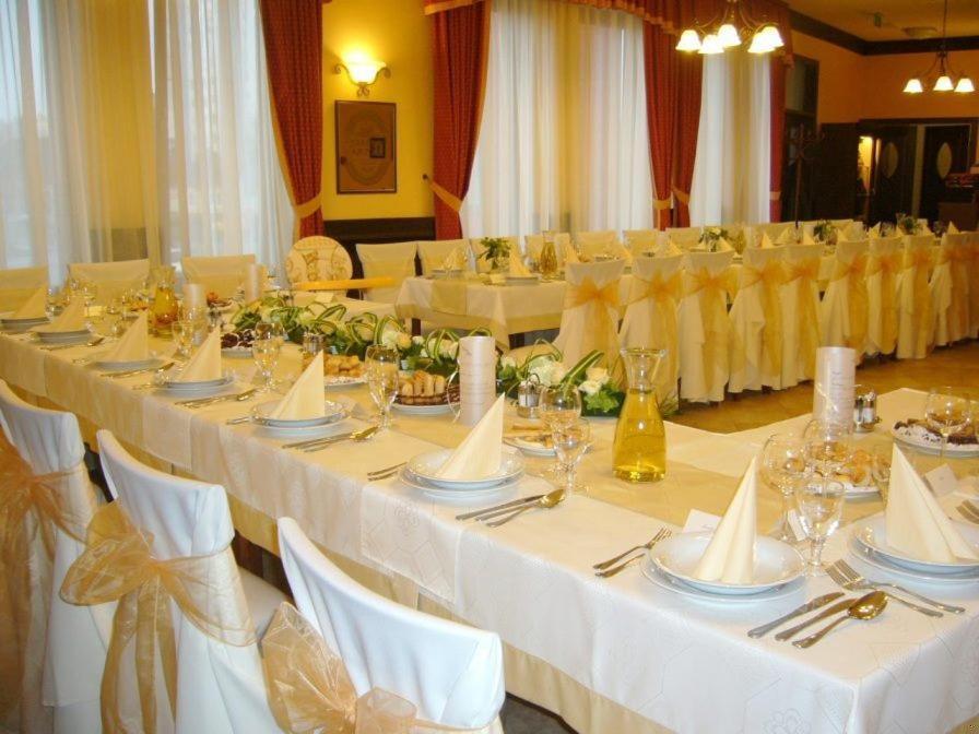 Ambrozia Etterem Es Panzio Bed and Breakfast Kazincbarcika Buitenkant foto