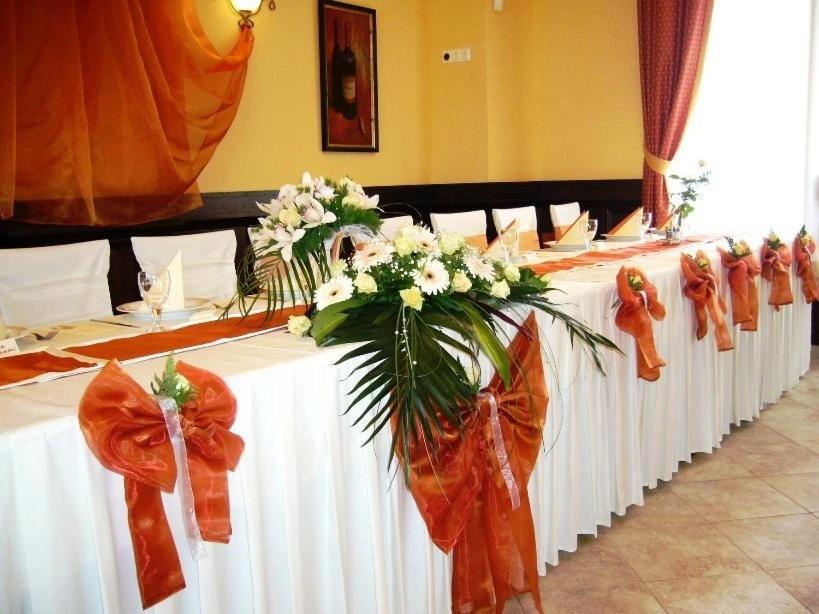 Ambrozia Etterem Es Panzio Bed and Breakfast Kazincbarcika Buitenkant foto