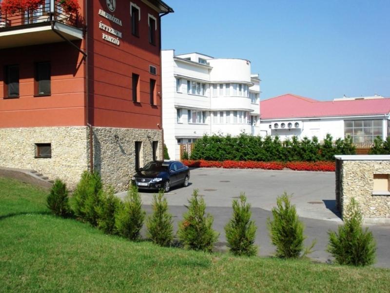 Ambrozia Etterem Es Panzio Bed and Breakfast Kazincbarcika Buitenkant foto
