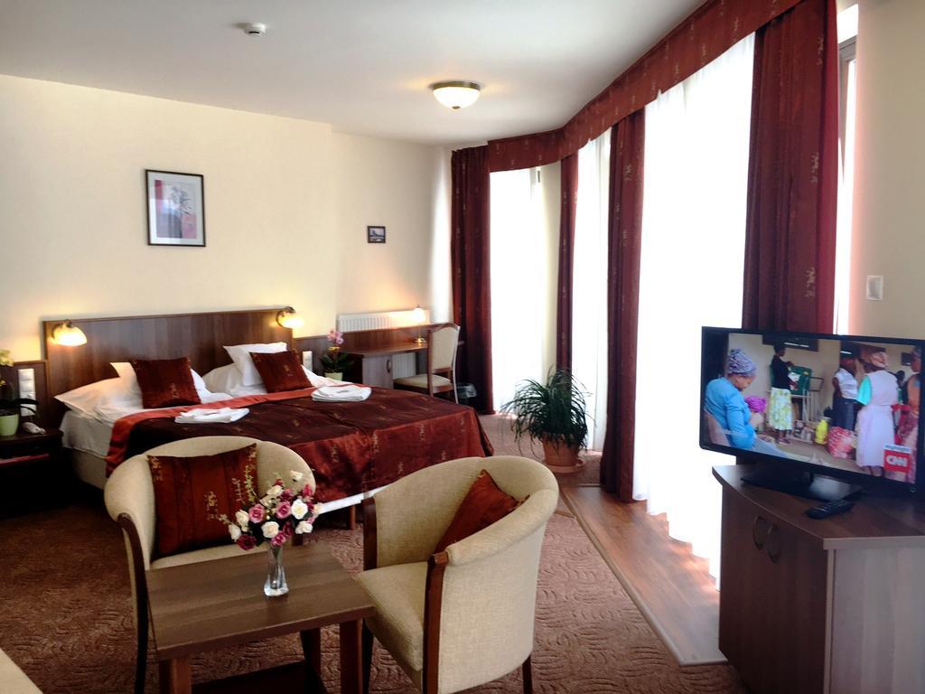 Ambrozia Etterem Es Panzio Bed and Breakfast Kazincbarcika Buitenkant foto
