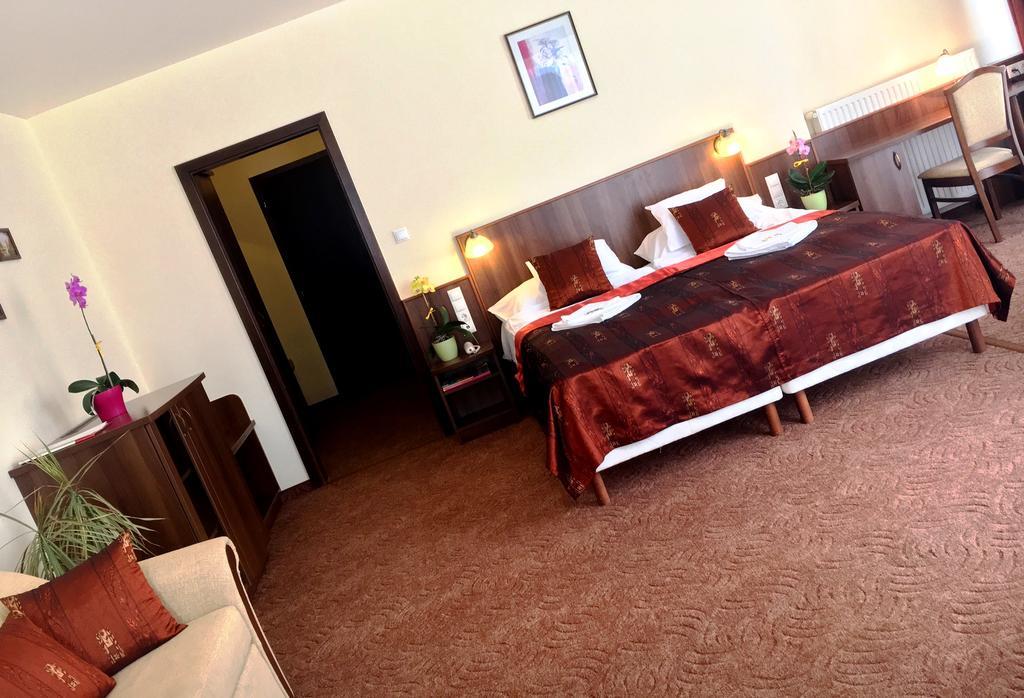 Ambrozia Etterem Es Panzio Bed and Breakfast Kazincbarcika Buitenkant foto