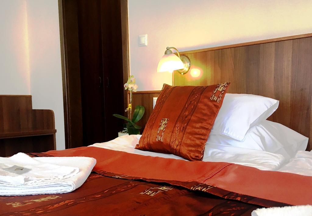 Ambrozia Etterem Es Panzio Bed and Breakfast Kazincbarcika Buitenkant foto
