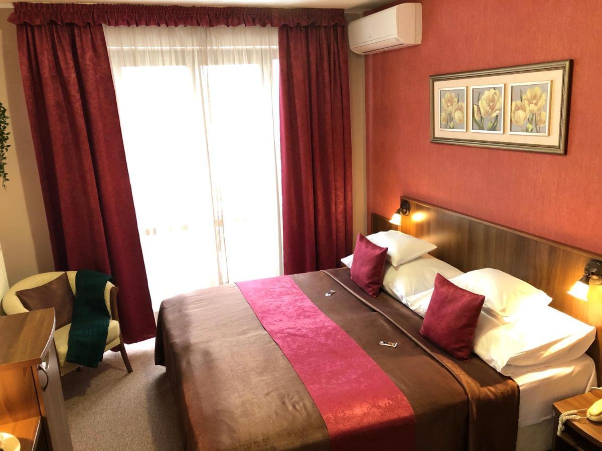 Ambrozia Etterem Es Panzio Bed and Breakfast Kazincbarcika Buitenkant foto