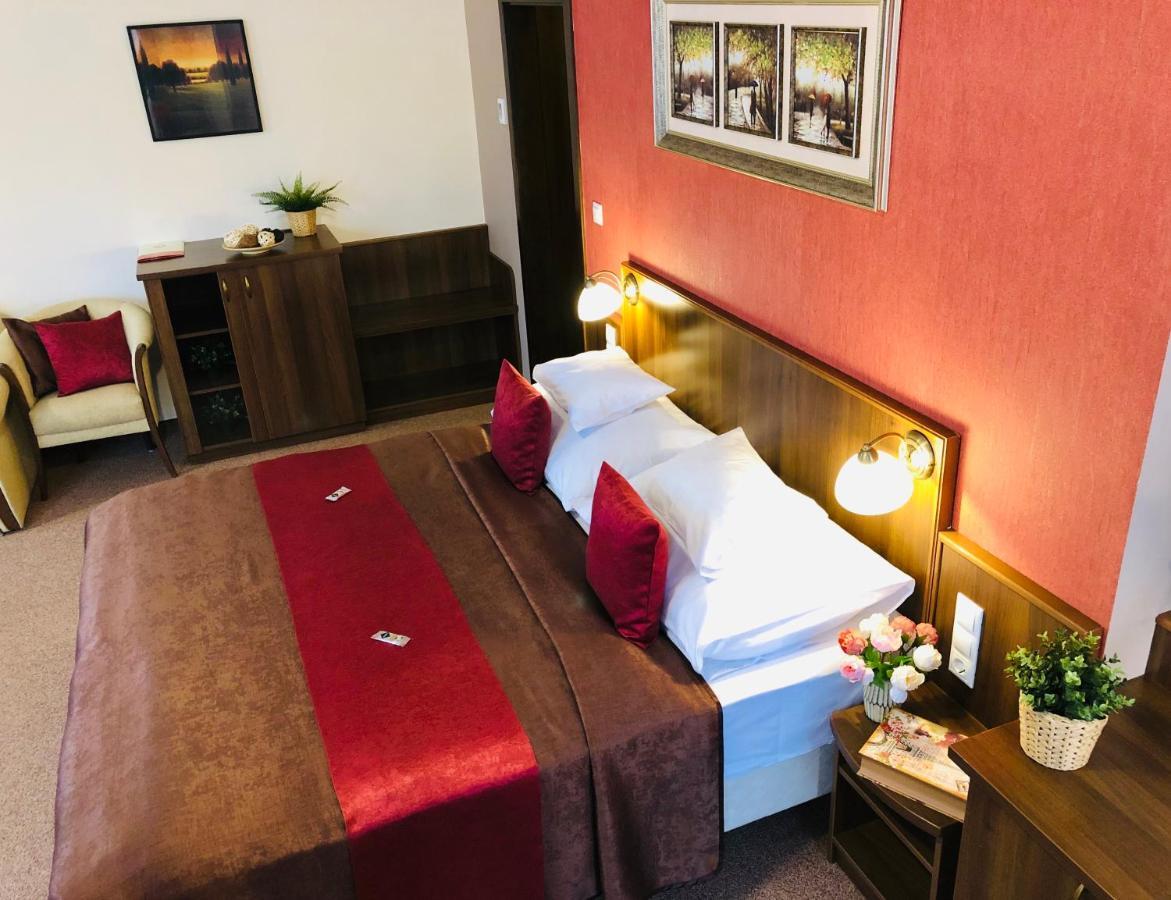 Ambrozia Etterem Es Panzio Bed and Breakfast Kazincbarcika Buitenkant foto
