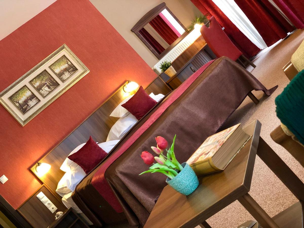 Ambrozia Etterem Es Panzio Bed and Breakfast Kazincbarcika Buitenkant foto