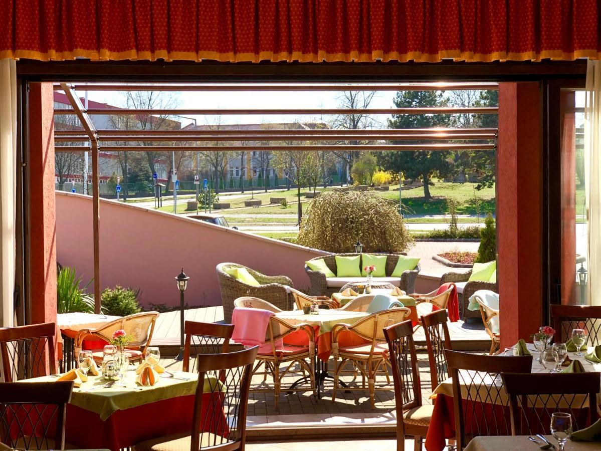 Ambrozia Etterem Es Panzio Bed and Breakfast Kazincbarcika Buitenkant foto