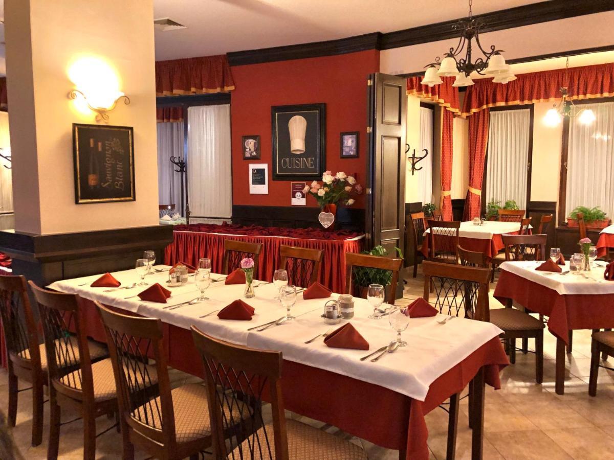 Ambrozia Etterem Es Panzio Bed and Breakfast Kazincbarcika Buitenkant foto